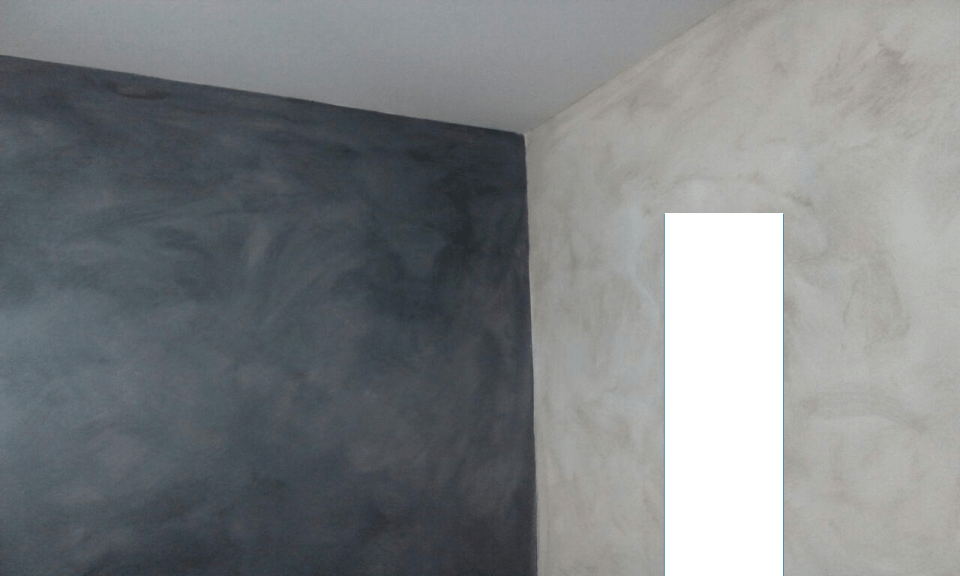 Pintura blanca lisa en techo, frente con técnica en arena gris oscuro y lateral en arena gris claro