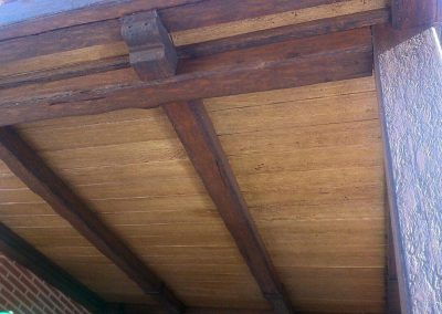 Entrada techada en madera de chalet, vigas y tejado